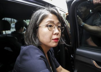 ‘이재명 자충수’ 용혜인, 사퇴 … 겸직·배우자·‘가족정당’ 논란 2주 만