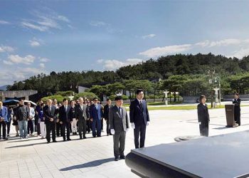 민주평통 LA협의회, 광주 5·18 민주 묘지 참배