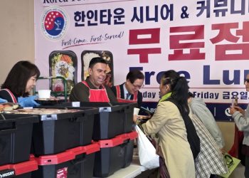 점심 대기 노인 523명, 하루 도시락은 150개 불과 … 지원 확대 절실
