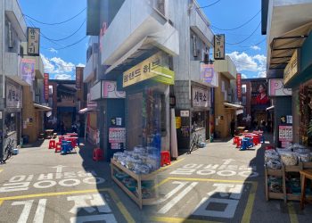 [화제] 선셋길 한복판에 한국 골목 통째로 떴다 … “여기가 LA야, 한국이야?”