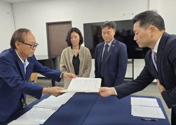 제38대 한인회장 선거 입후보 등록서류 배부 시작 … 로버트 안 회장, 첫날 수령