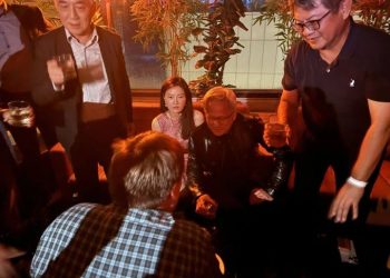 젠슨 황 술자리 중국 여성 정체는 … “중국 스파이”