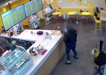 [사연] “컵 내놔” 난동에 쑥대밭 … 한인 업주가 빵 들고 찾아왔다